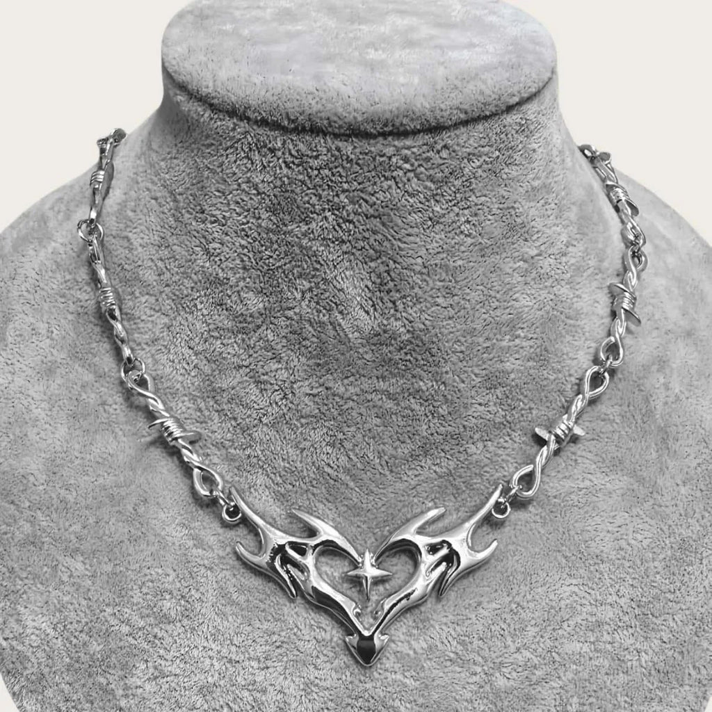 **Collar Choker Corazón Llama - Joyería Punk y Gótica Unisex**