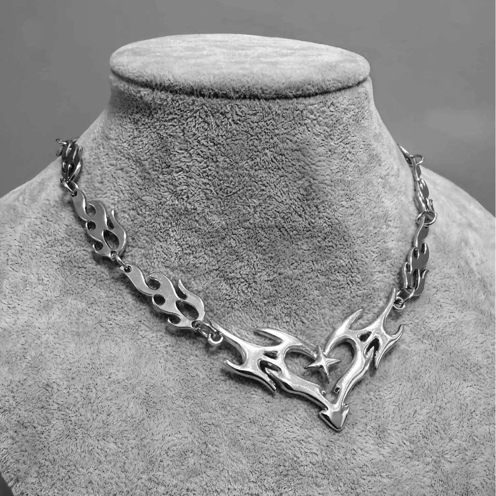 **Collar Choker Corazón Llama - Joyería Punk y Gótica Unisex**