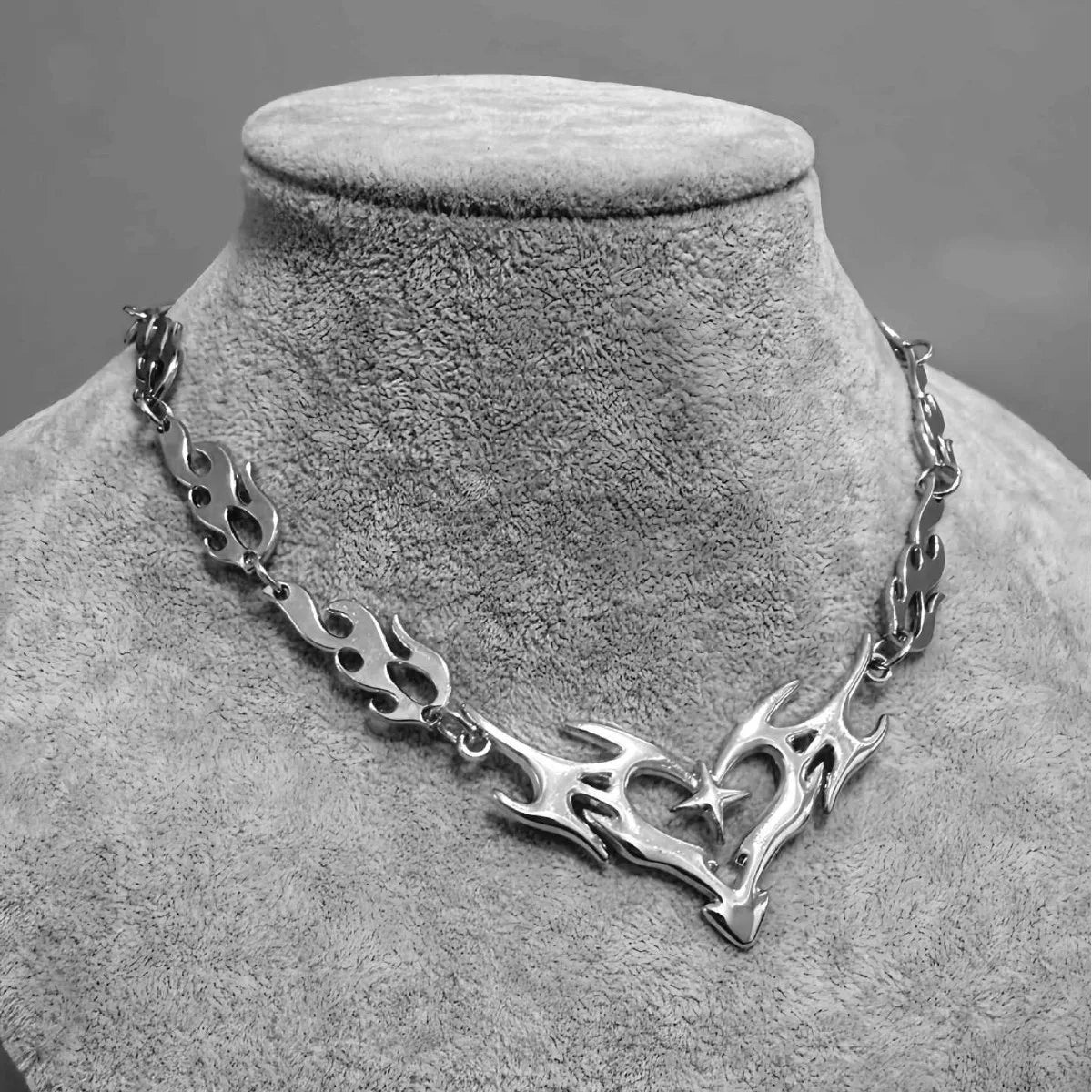 **Collar Choker Corazón Llama - Joyería Punk y Gótica Unisex**
