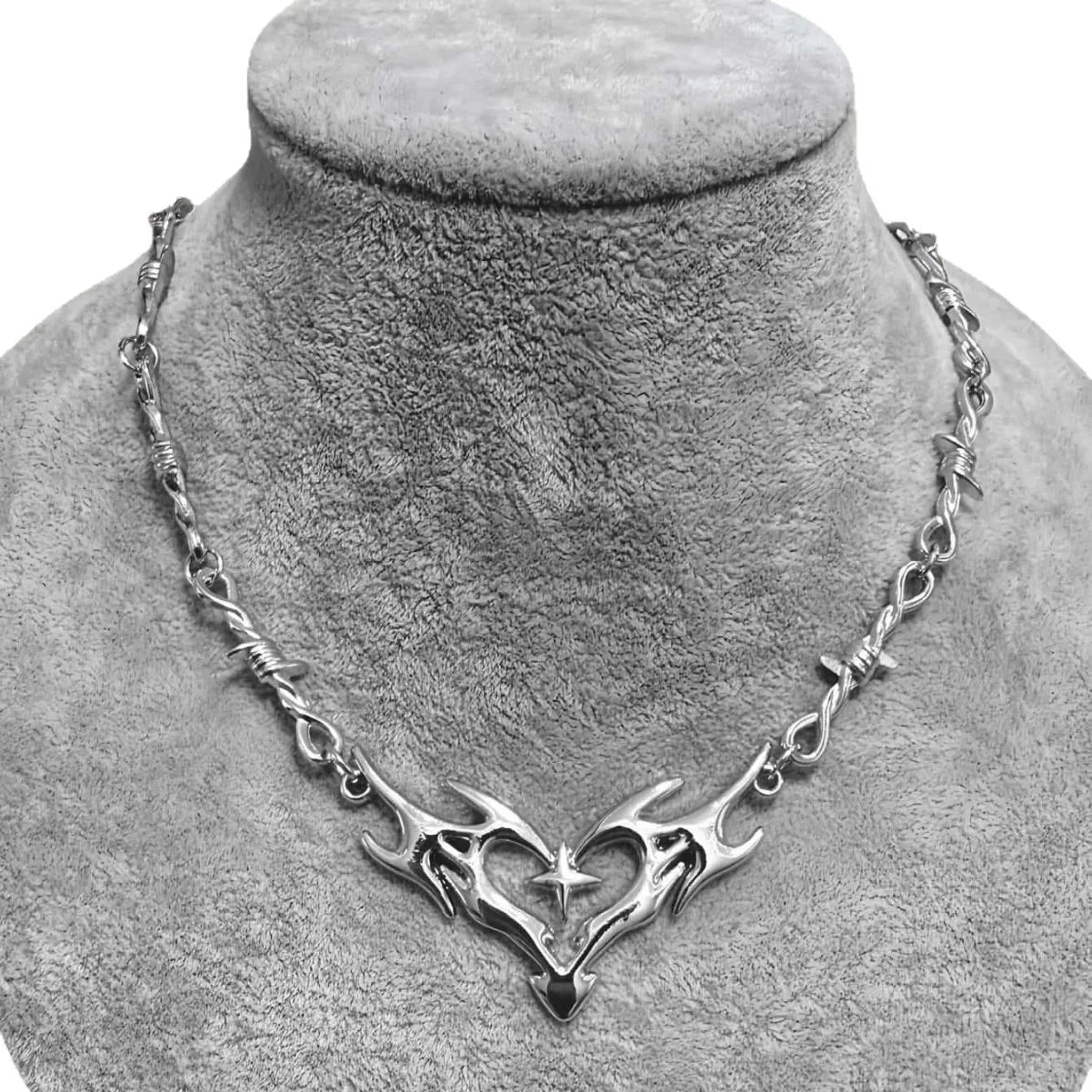 **Collar Choker Corazón Llama - Joyería Punk y Gótica Unisex**