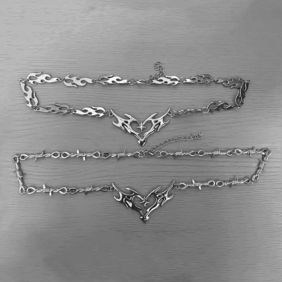 **Collar Choker Corazón Llama - Joyería Punk y Gótica Unisex**