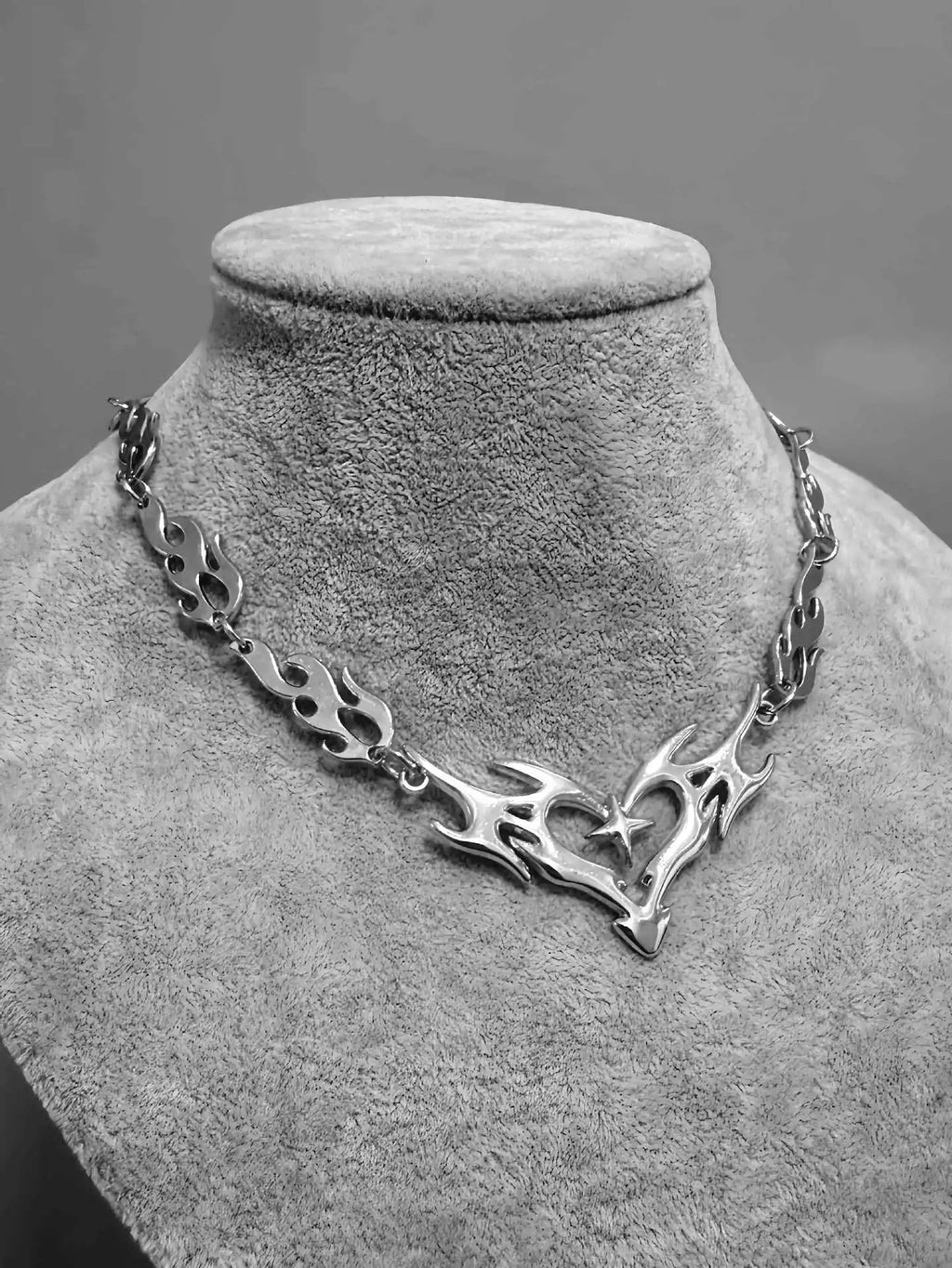 **Collar Choker Corazón Llama - Joyería Punk y Gótica Unisex**