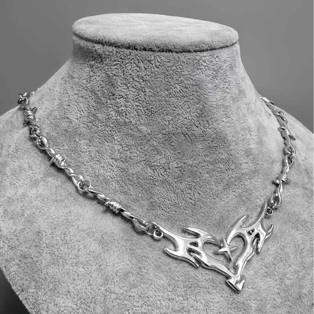 **Collar Choker Corazón Llama - Joyería Punk y Gótica Unisex**