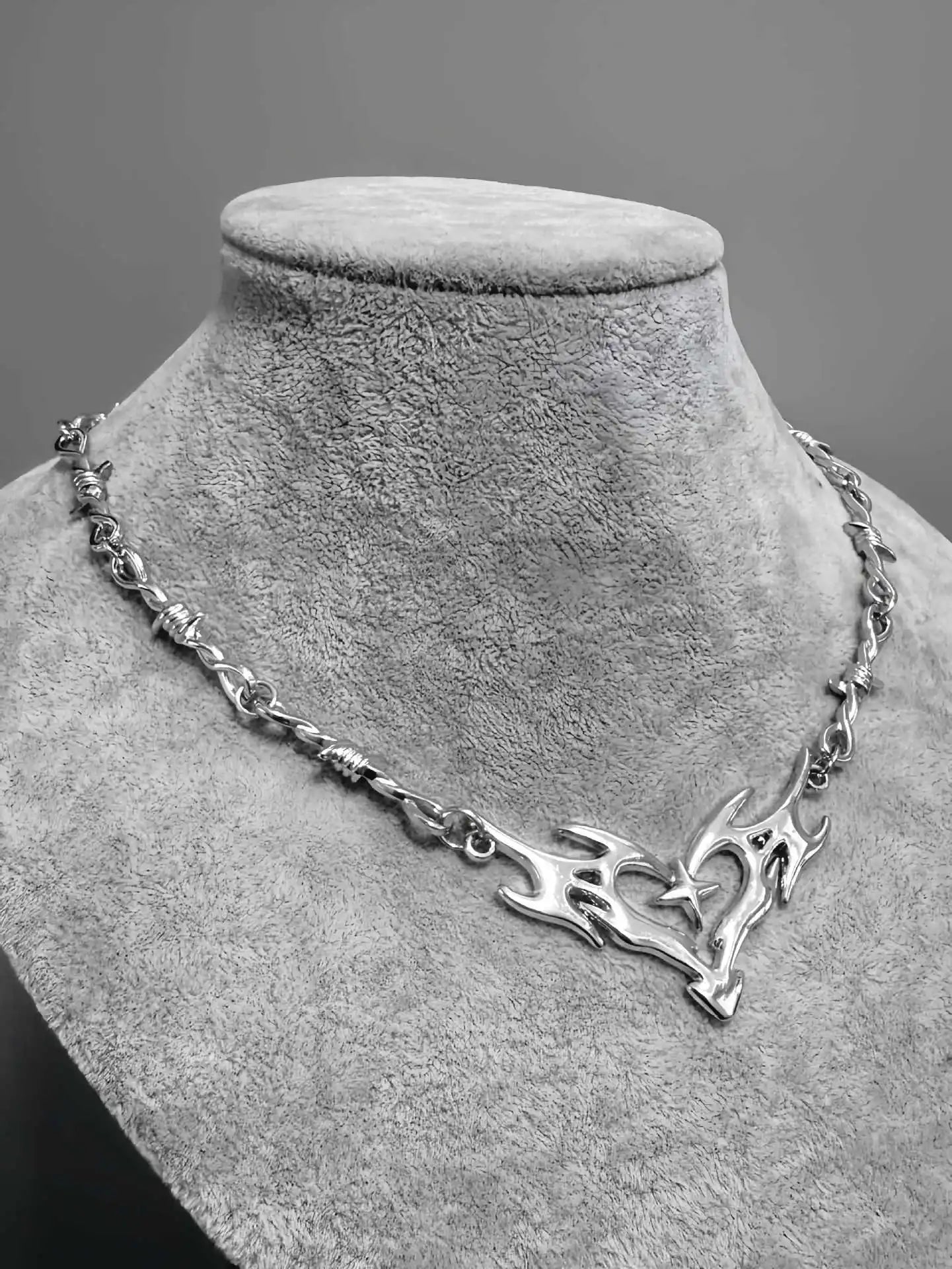 **Collar Choker Corazón Llama - Joyería Punk y Gótica Unisex**